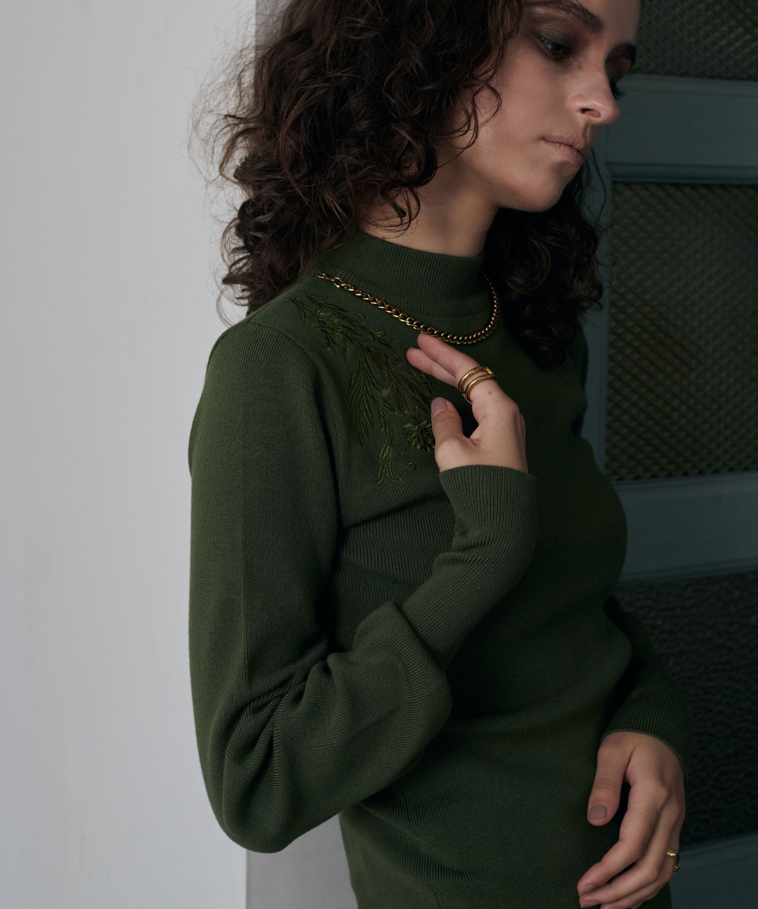 刺繍ハイネックプルオーバー