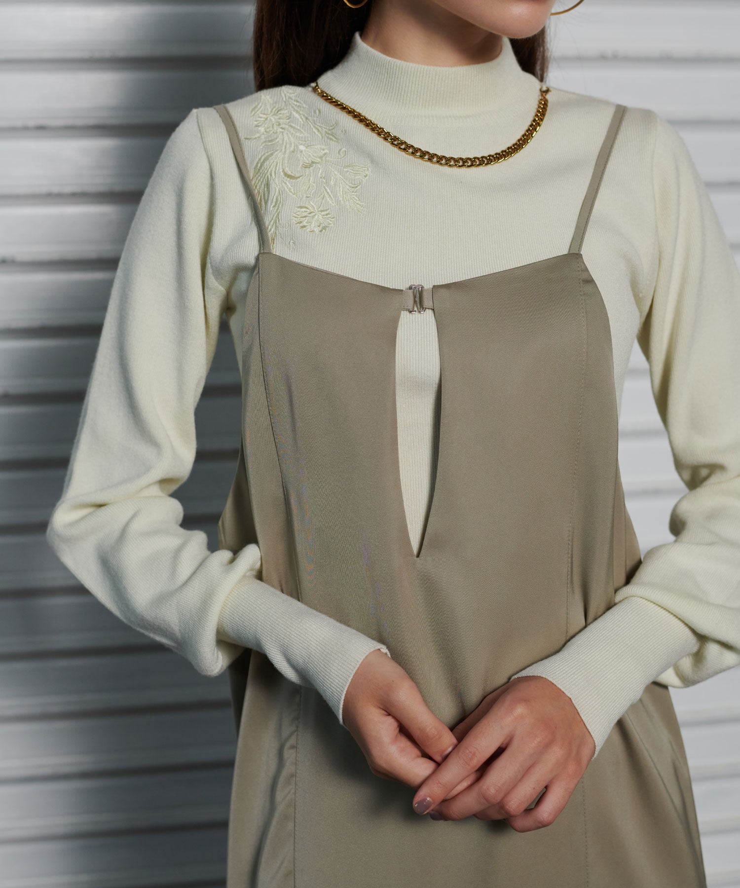 刺繍ハイネックプルオーバー