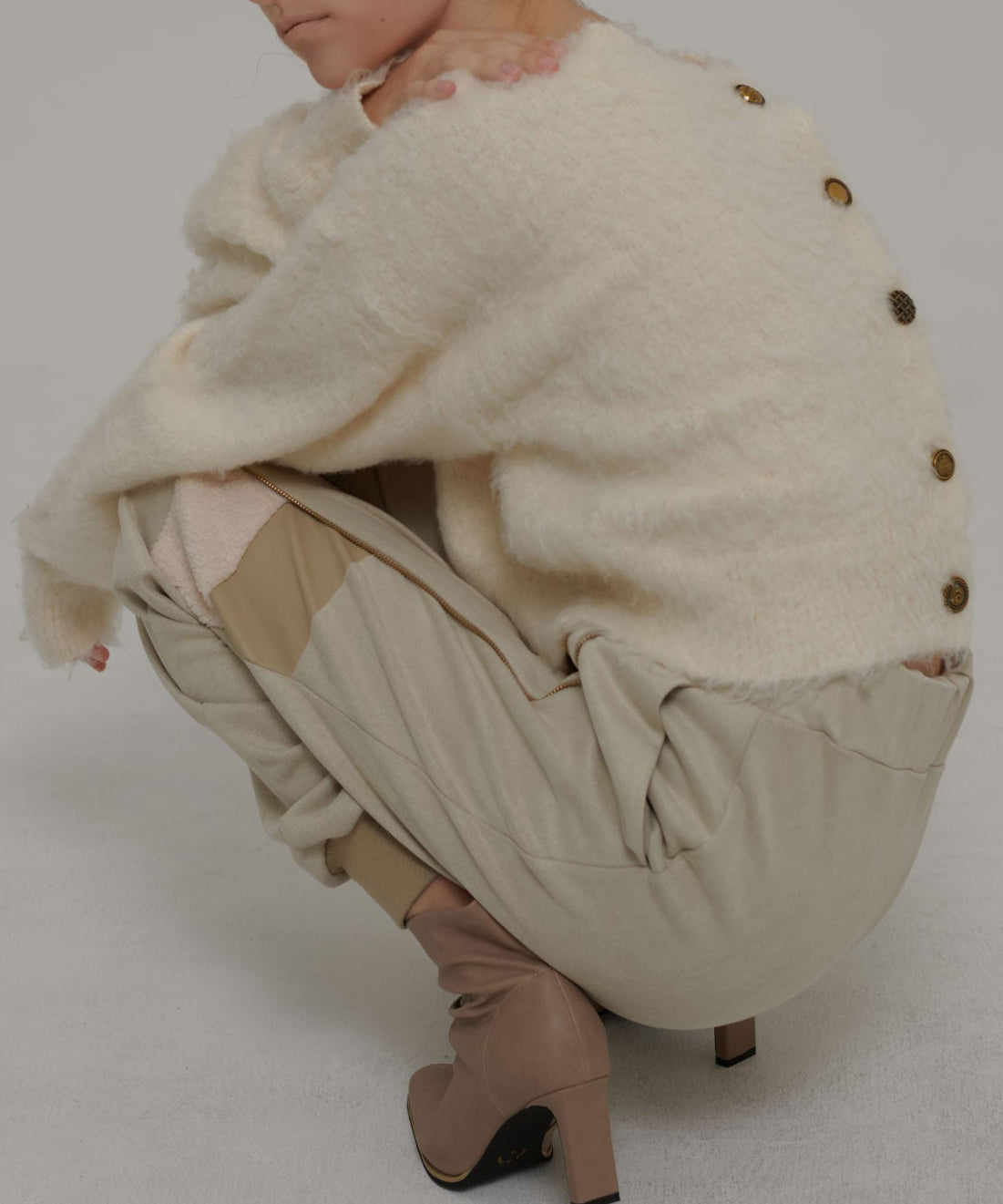 ランダムボタンショートカーディガン