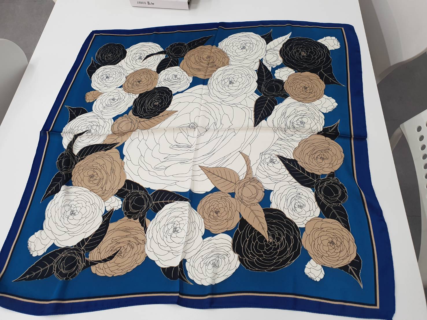 クラシックモチーフ スクエアスカーフ ( 70cm)