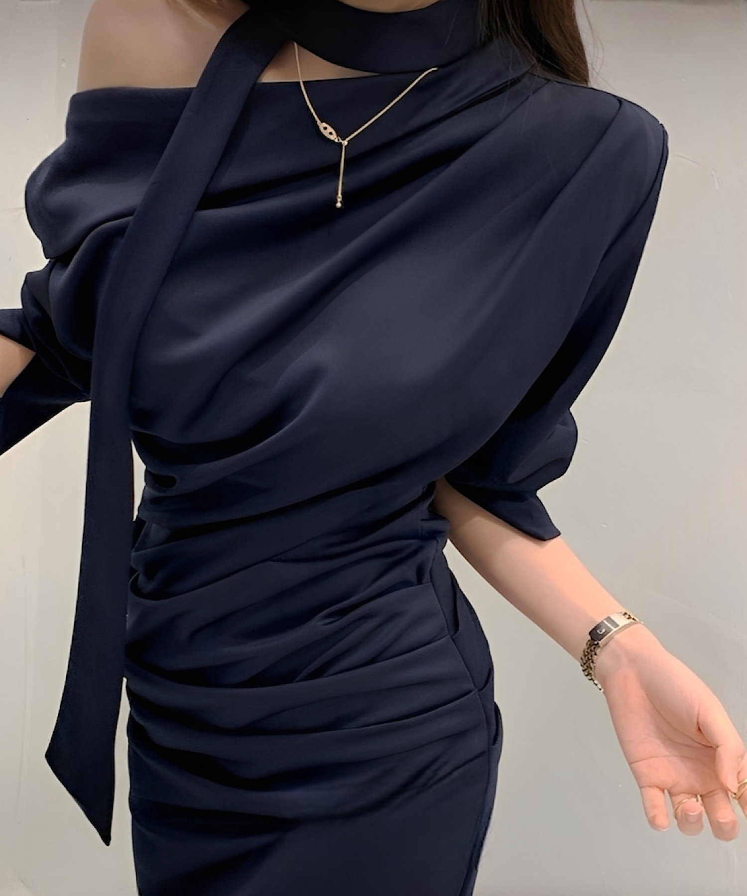 スカーフドレープワンピース/ Scarf Drape Dress – Graceful Off-Shoulder Silhouette