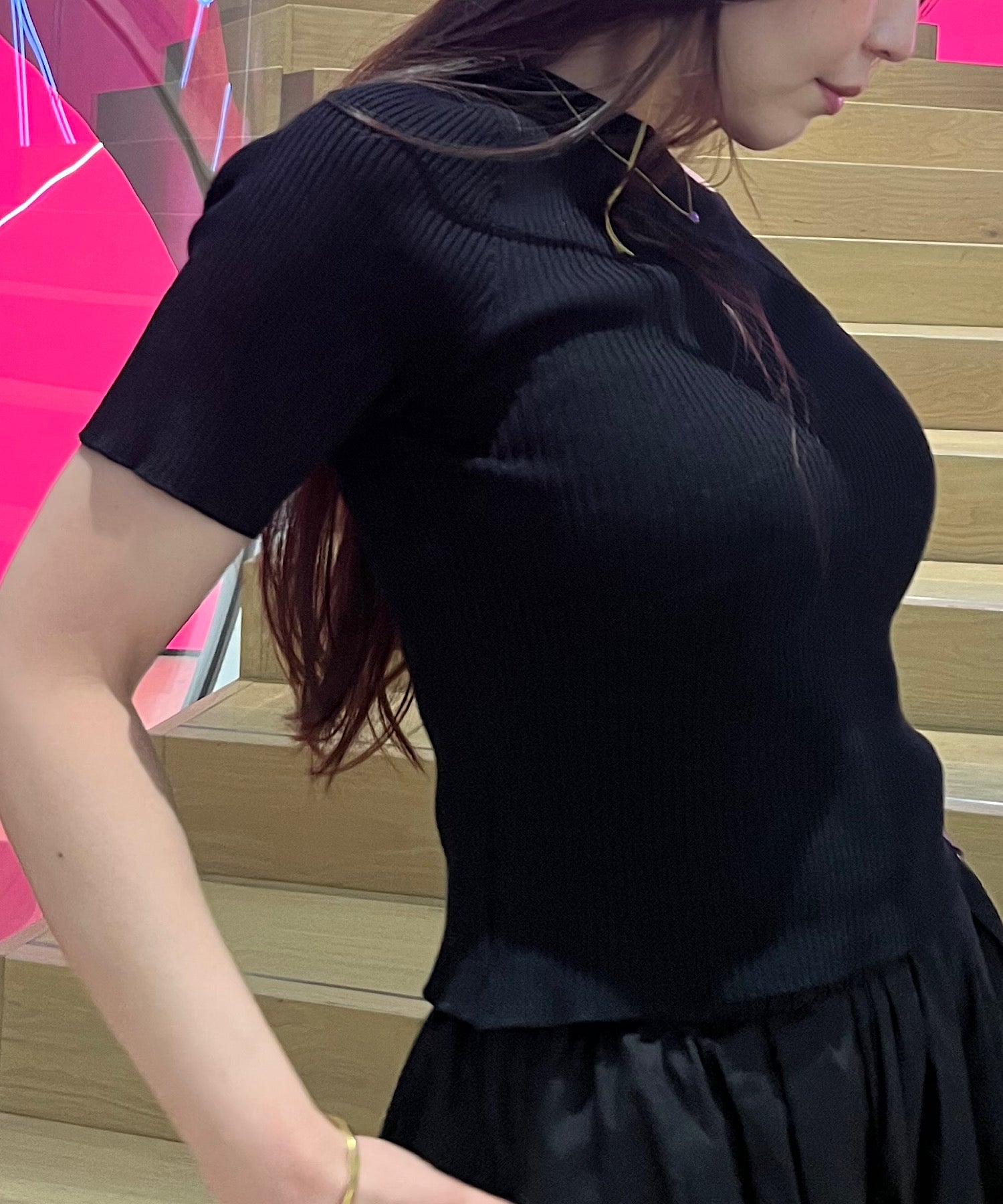 ワンサイドリブTee(さりげないデザインが差をつける一枚)