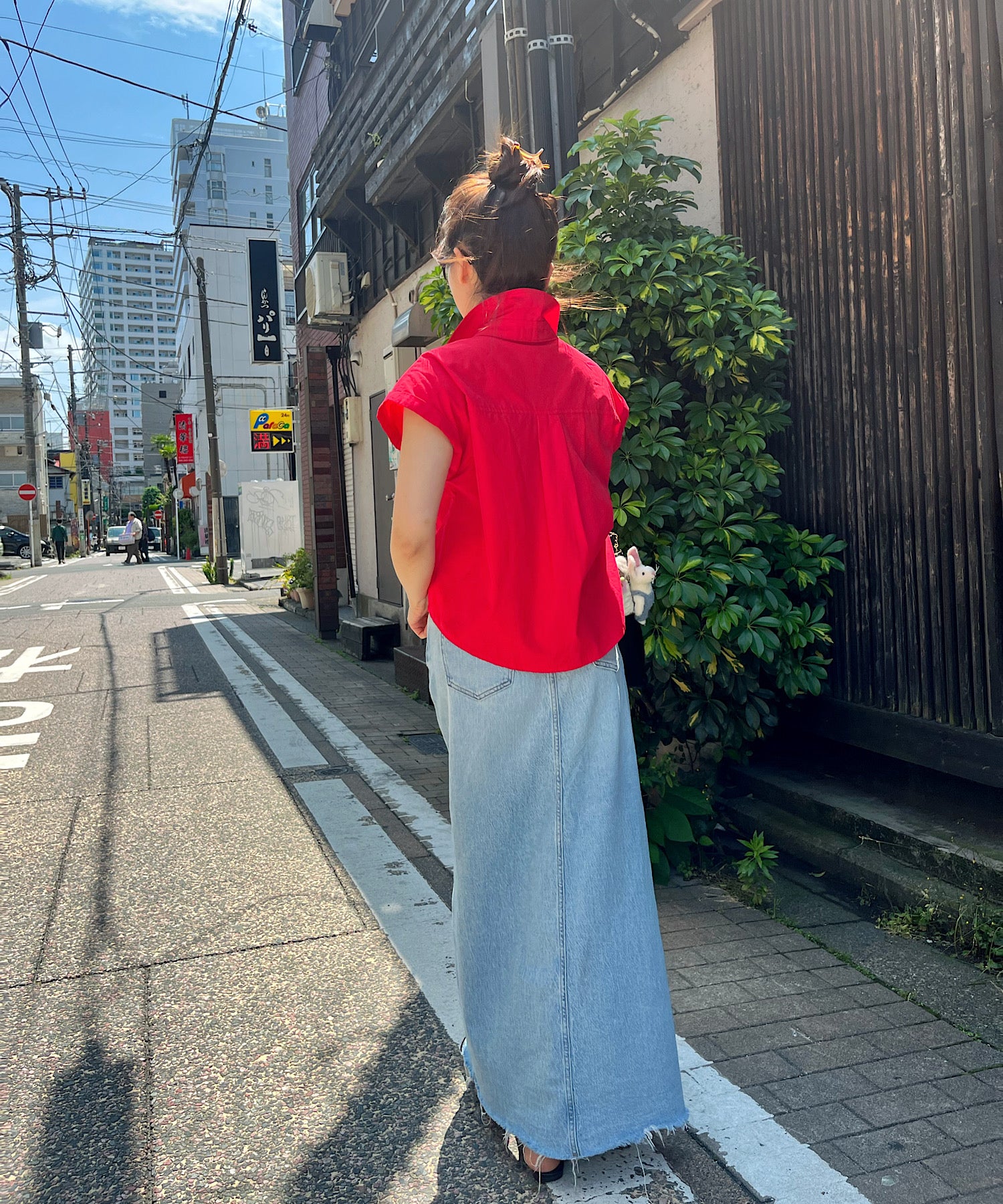 ストラクチャードスリーブレスシャツ(肩を包むフレンチ風デザイン)