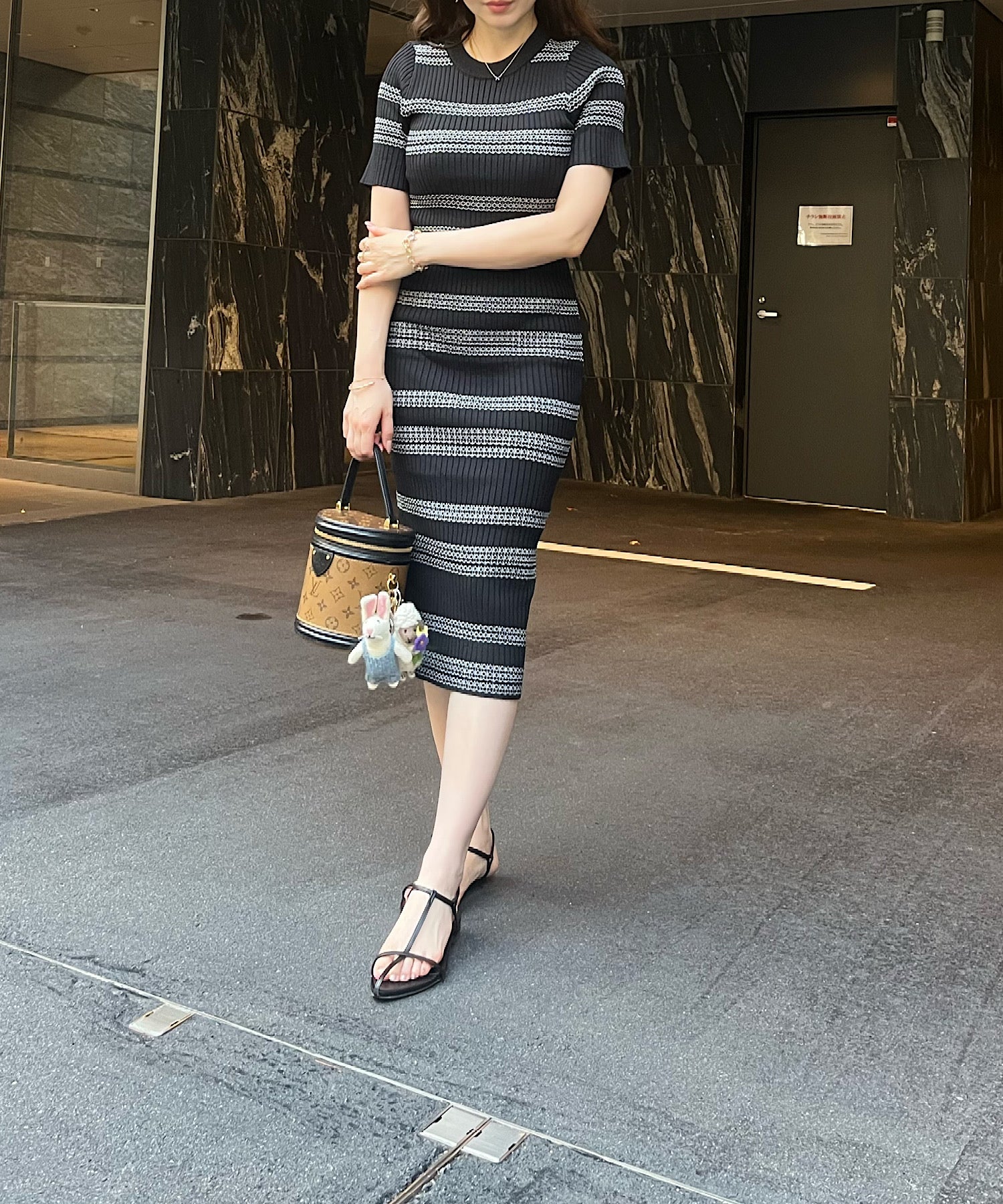 ボーダーニットワンピース(華やかさと女性らしさを両得)