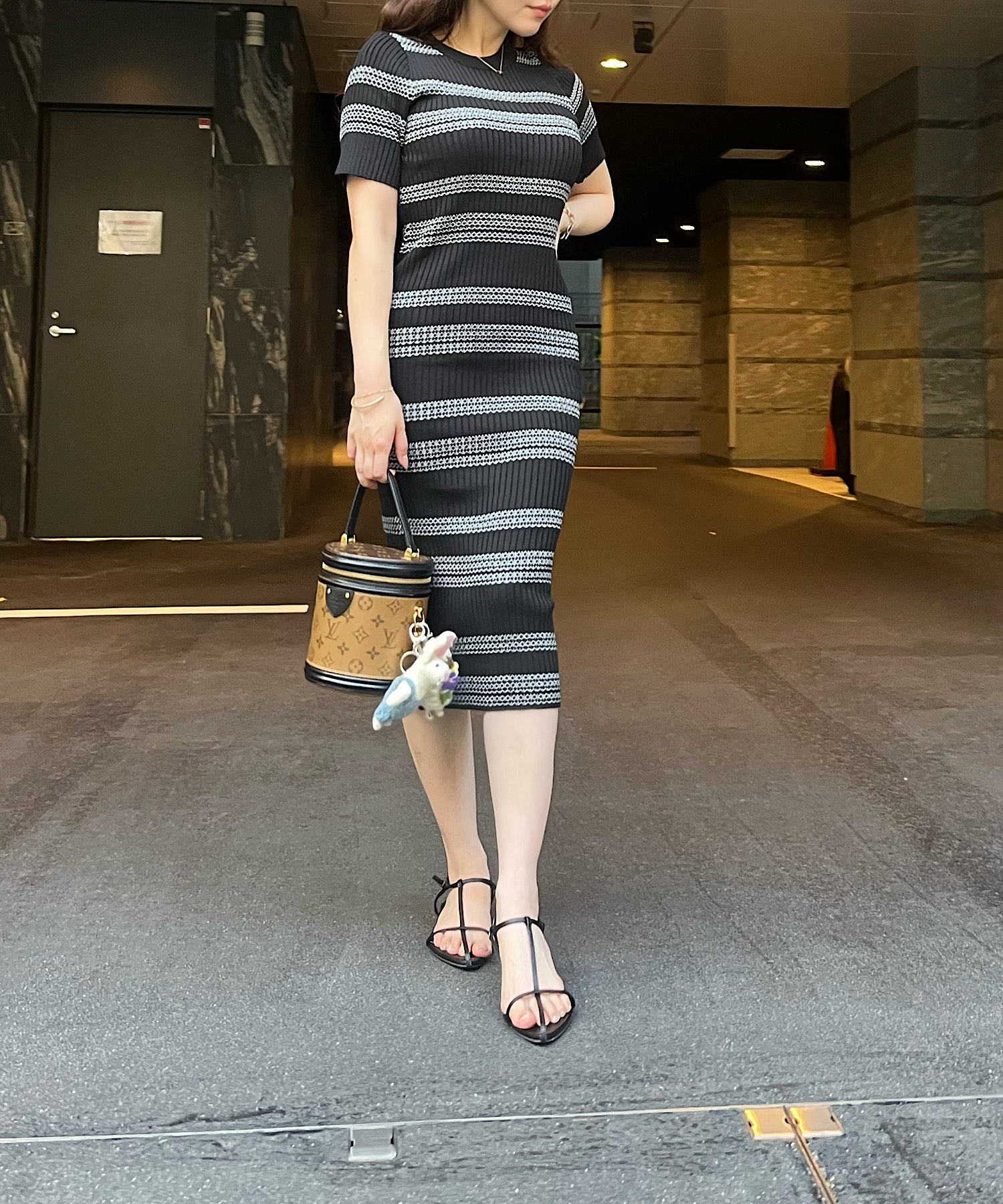 ボーダーニットワンピース(華やかさと女性らしさを両得)