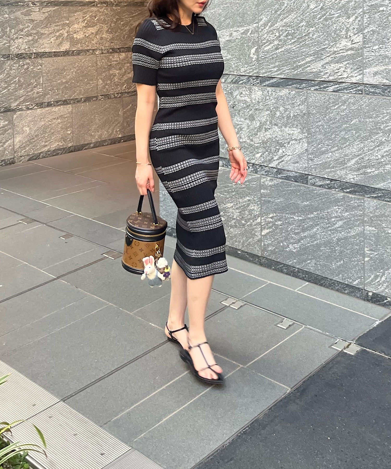 ボーダーニットワンピース(華やかさと女性らしさを両得)