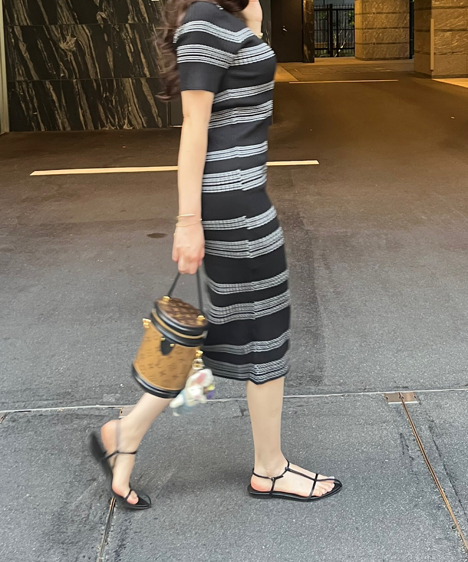 ボーダーニットワンピース(華やかさと女性らしさを両得)