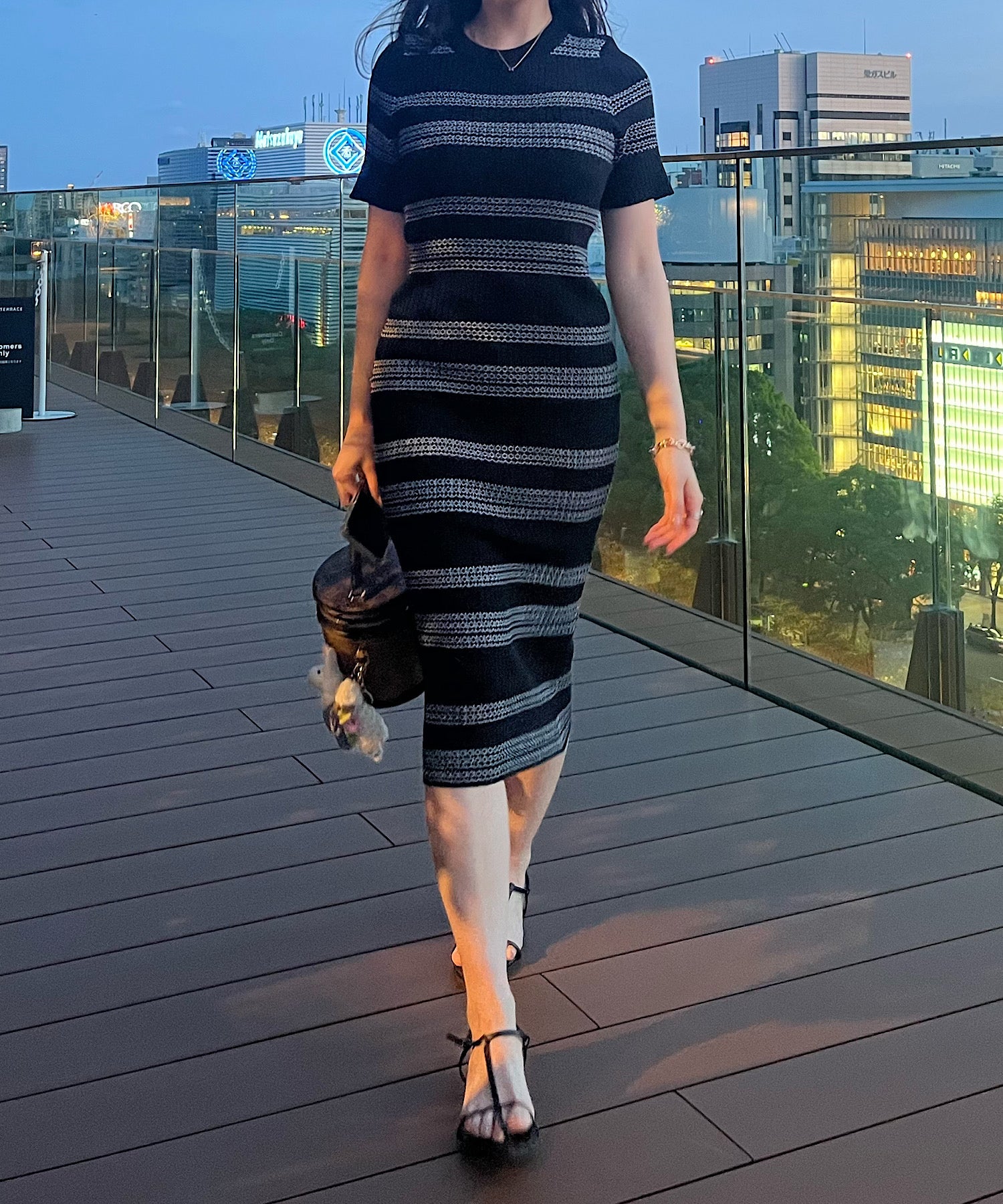 ボーダーニットワンピース(華やかさと女性らしさを両得)