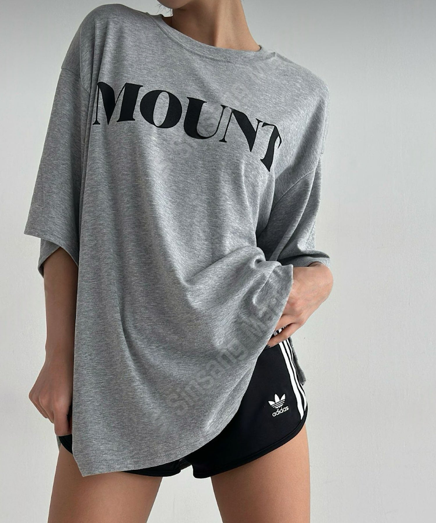 MOUNTロゴオーバーTee(ラフに着こなす大人の余裕)