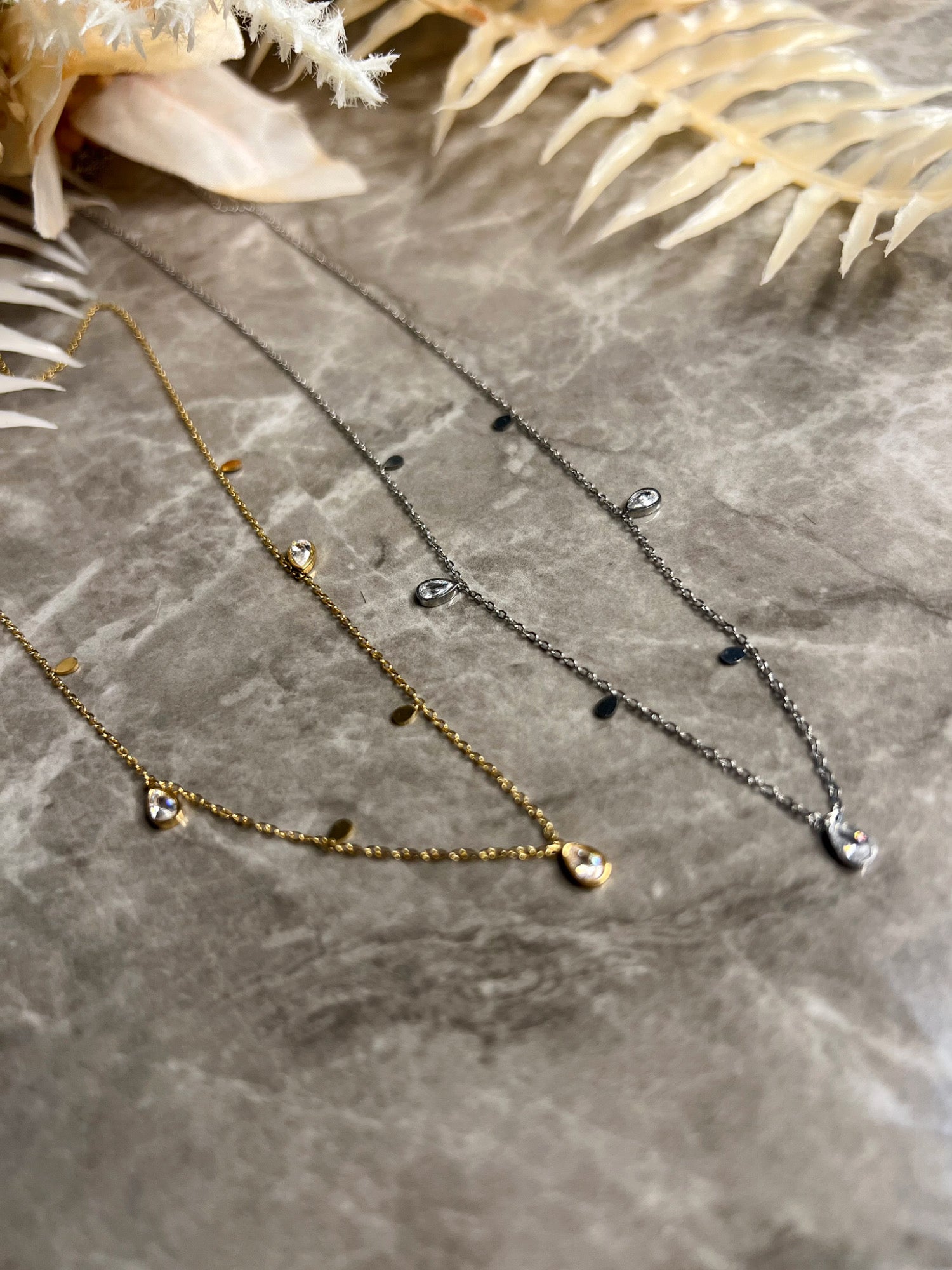 ティアドロップキュービックジルコニアネックレス