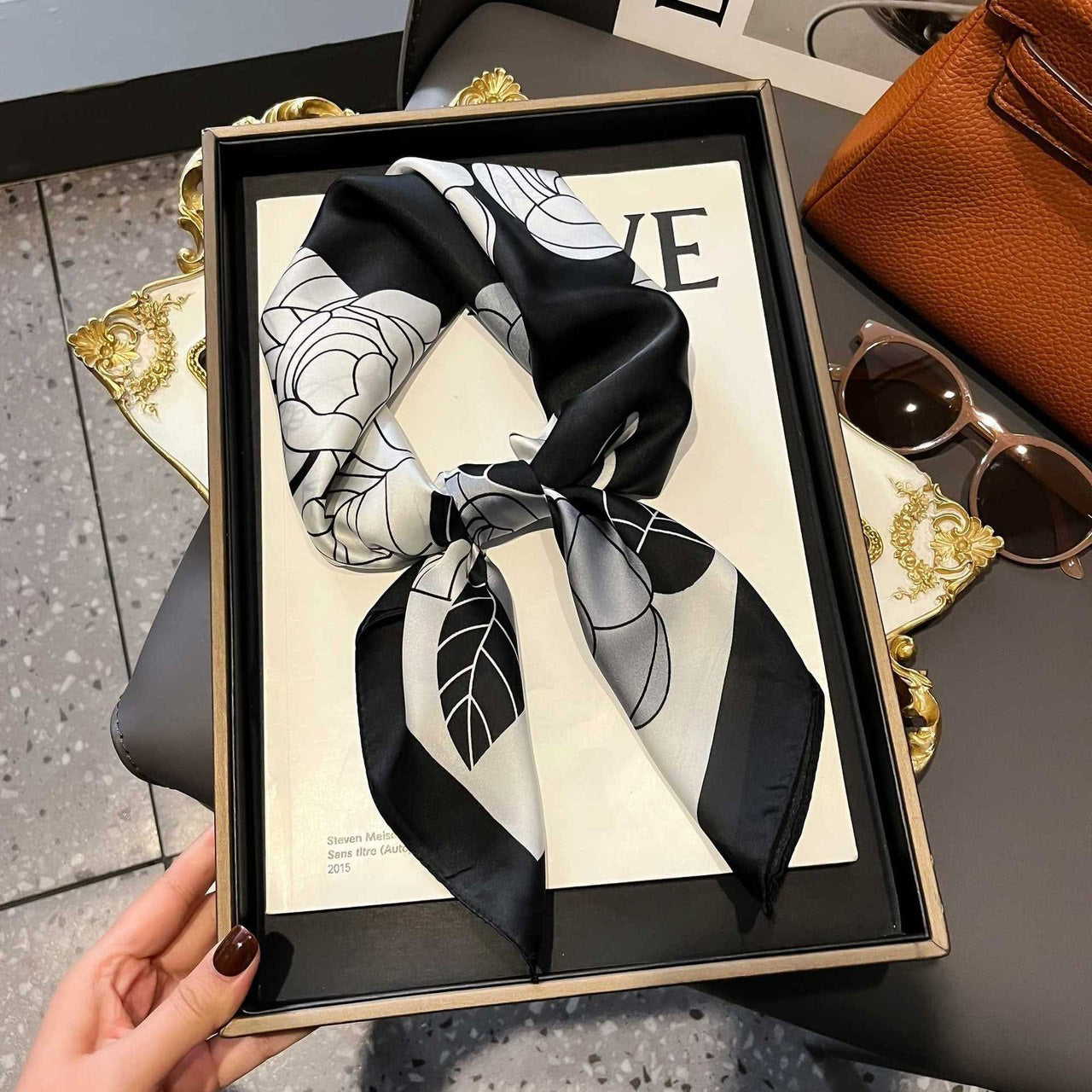 クラシックモチーフ スクエアスカーフ ( 70cm)