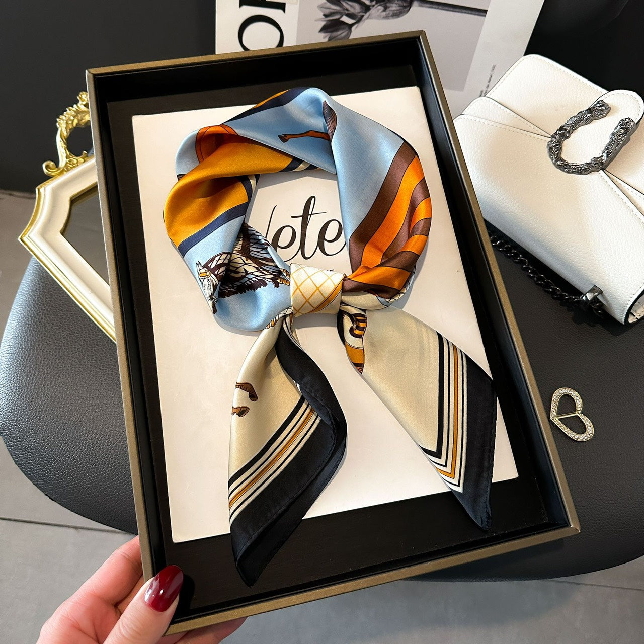 クラシックモチーフ スクエアスカーフ ( 70cm)