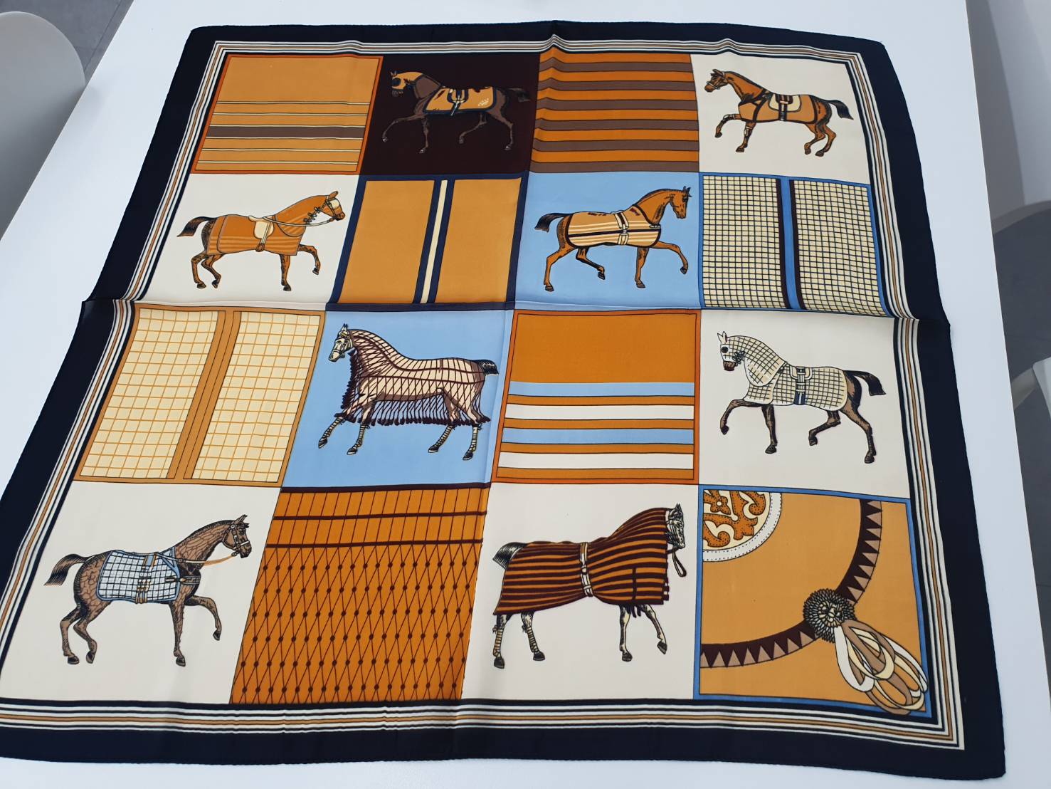 クラシックモチーフ スクエアスカーフ （ 70cm）