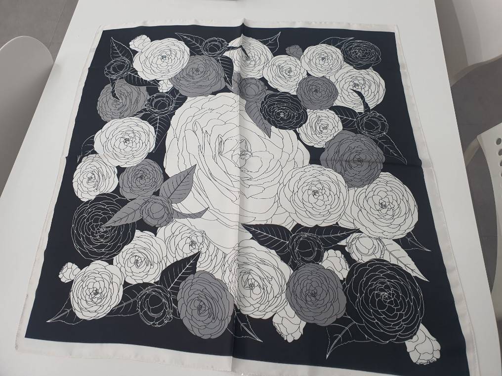 クラシックモチーフ スクエアスカーフ （ 70cm）