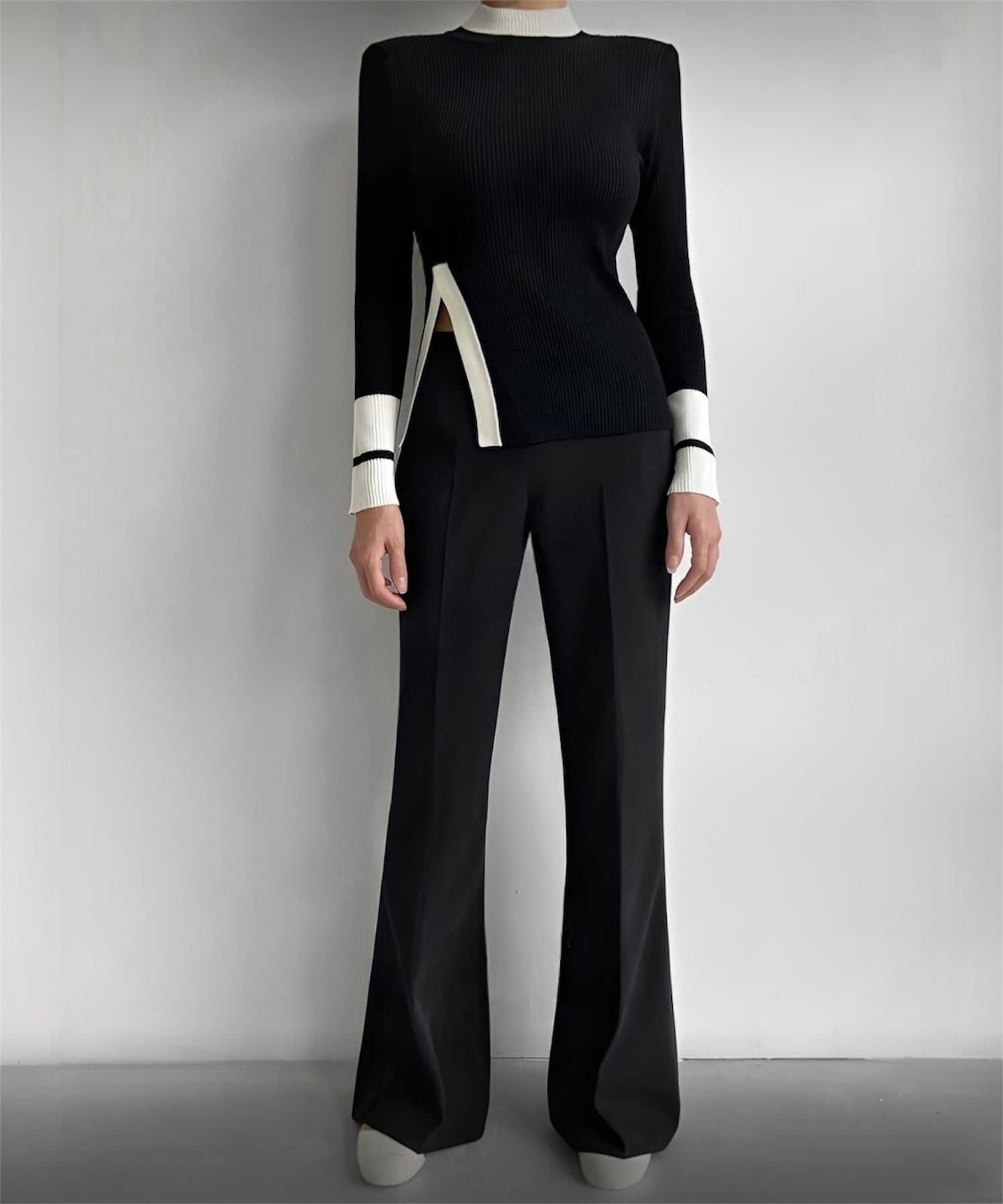 モードバイカラーハイネックトップス