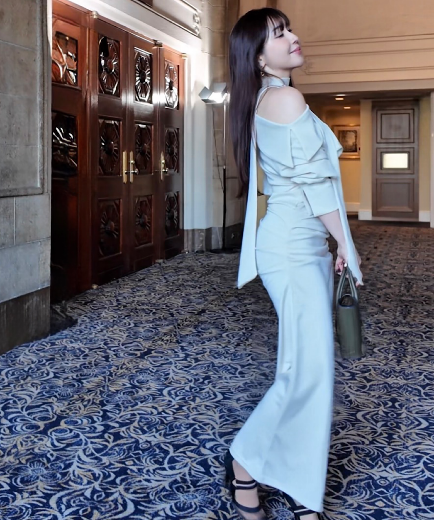 スカーフドレープワンピース/ Scarf Drape Dress – Graceful Off-Shoulder Silhouette