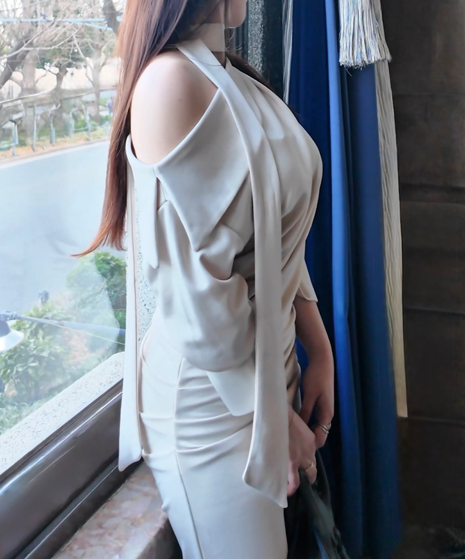 スカーフドレープワンピース/ Scarf Drape Dress – Graceful Off-Shoulder Silhouette