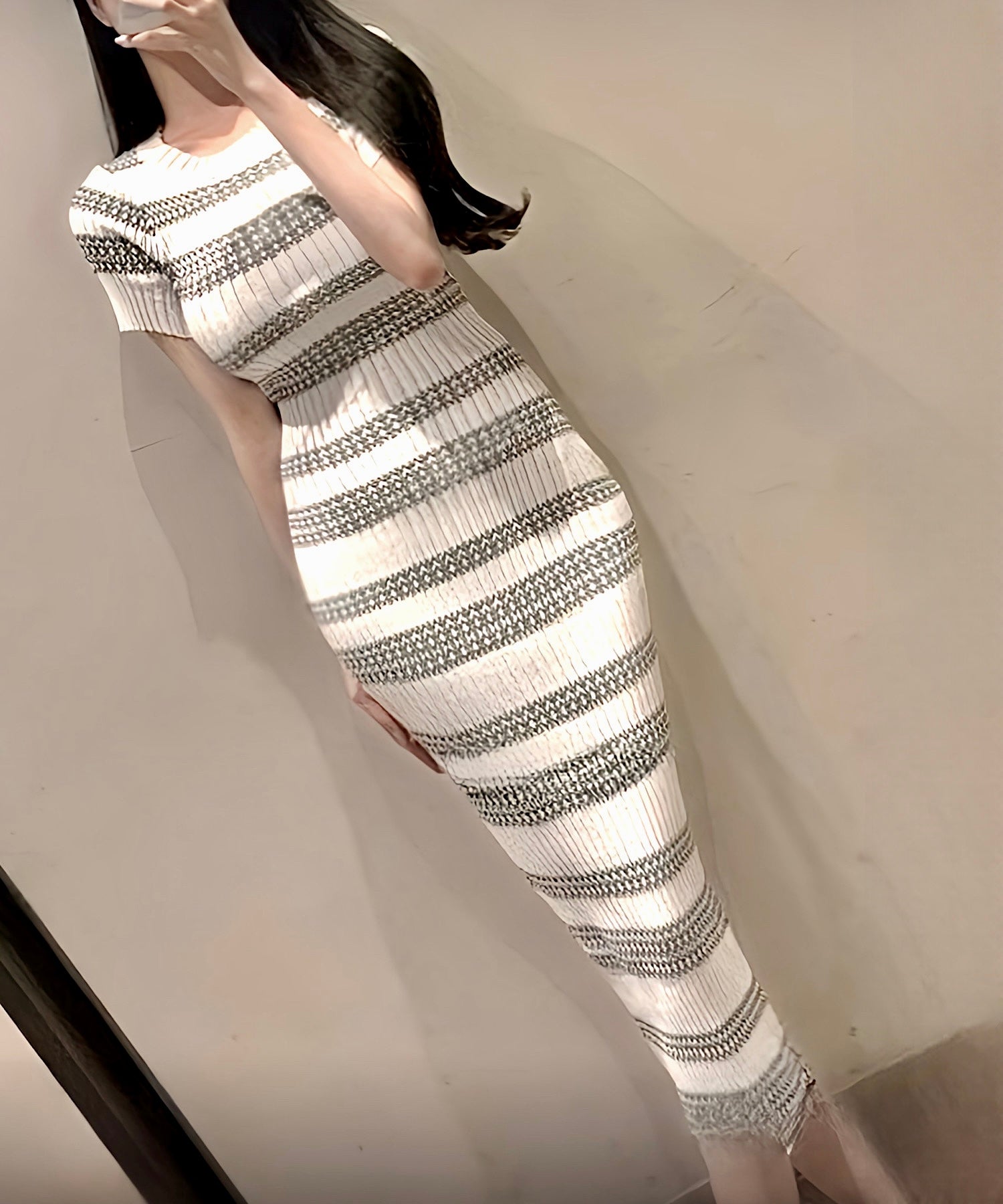 ボーダーニットワンピース（華やかさと女性らしさを両得）