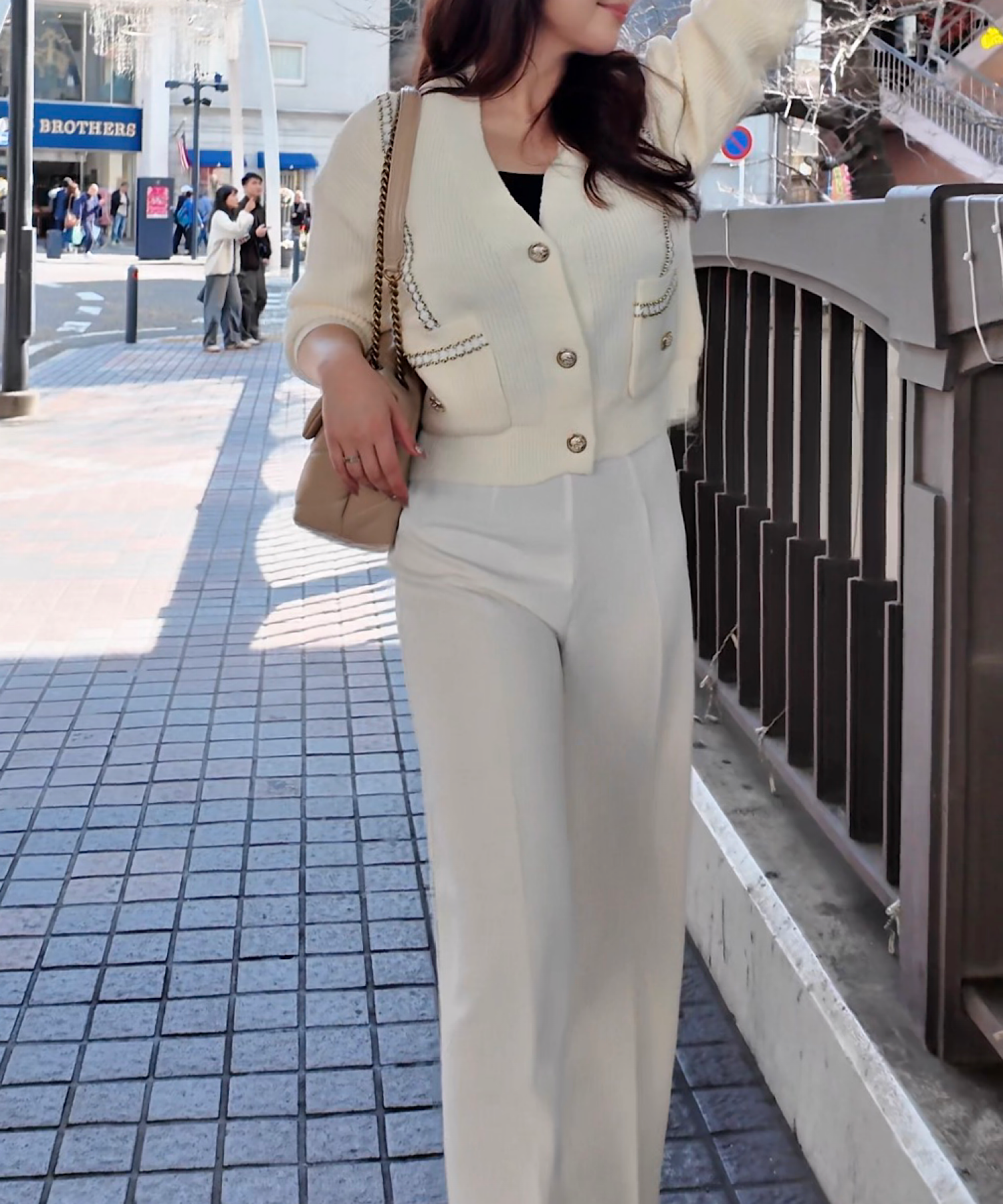 Vネックミニマルショートカーデ