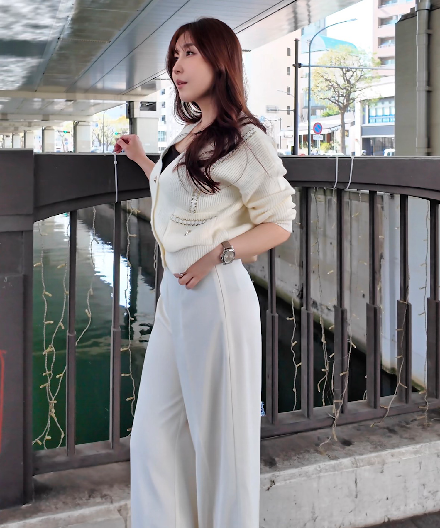 Vネックミニマルショートカーデ