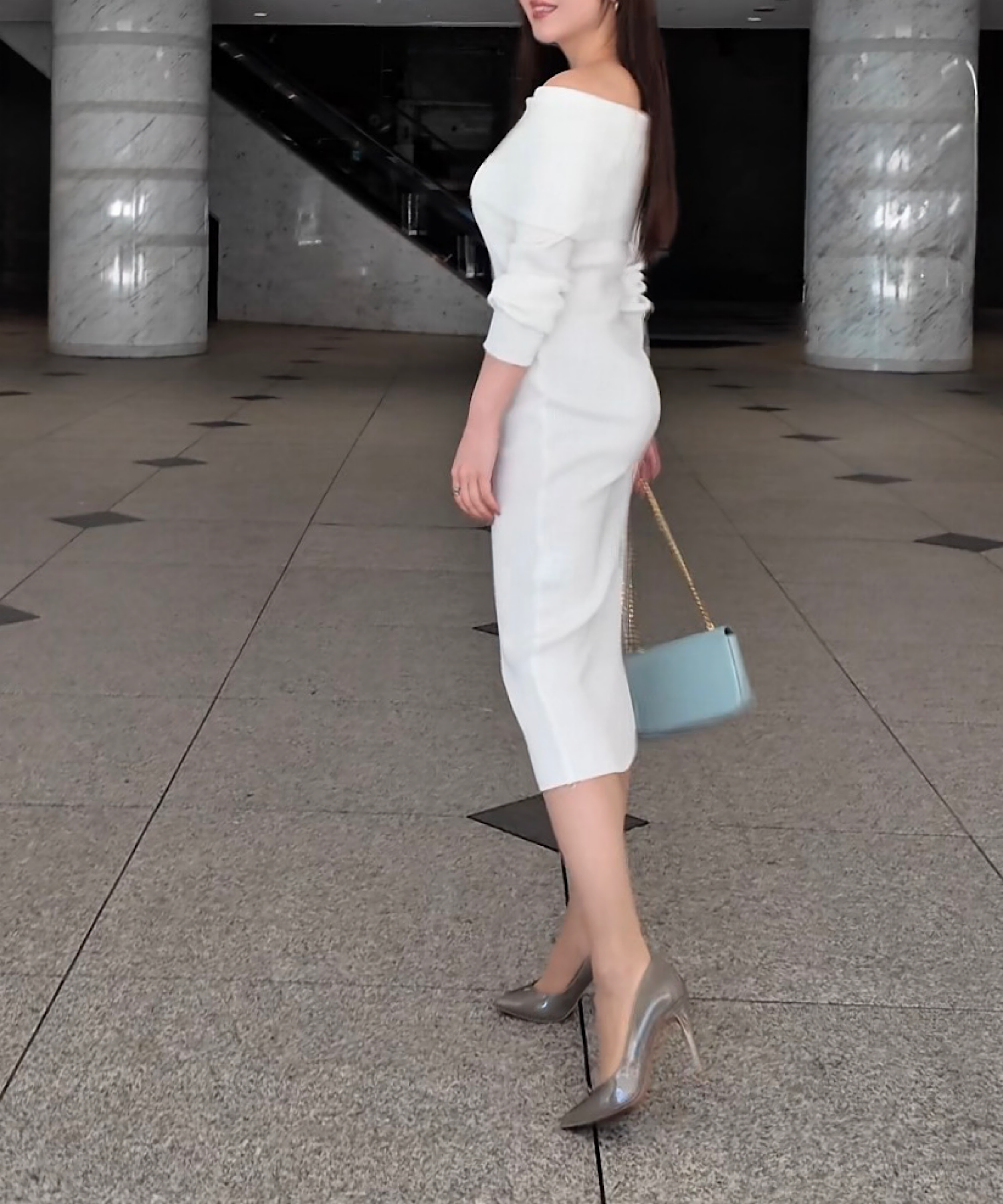 オフショルダーニットワンピース（美シルエット／スタイルアップ設計）