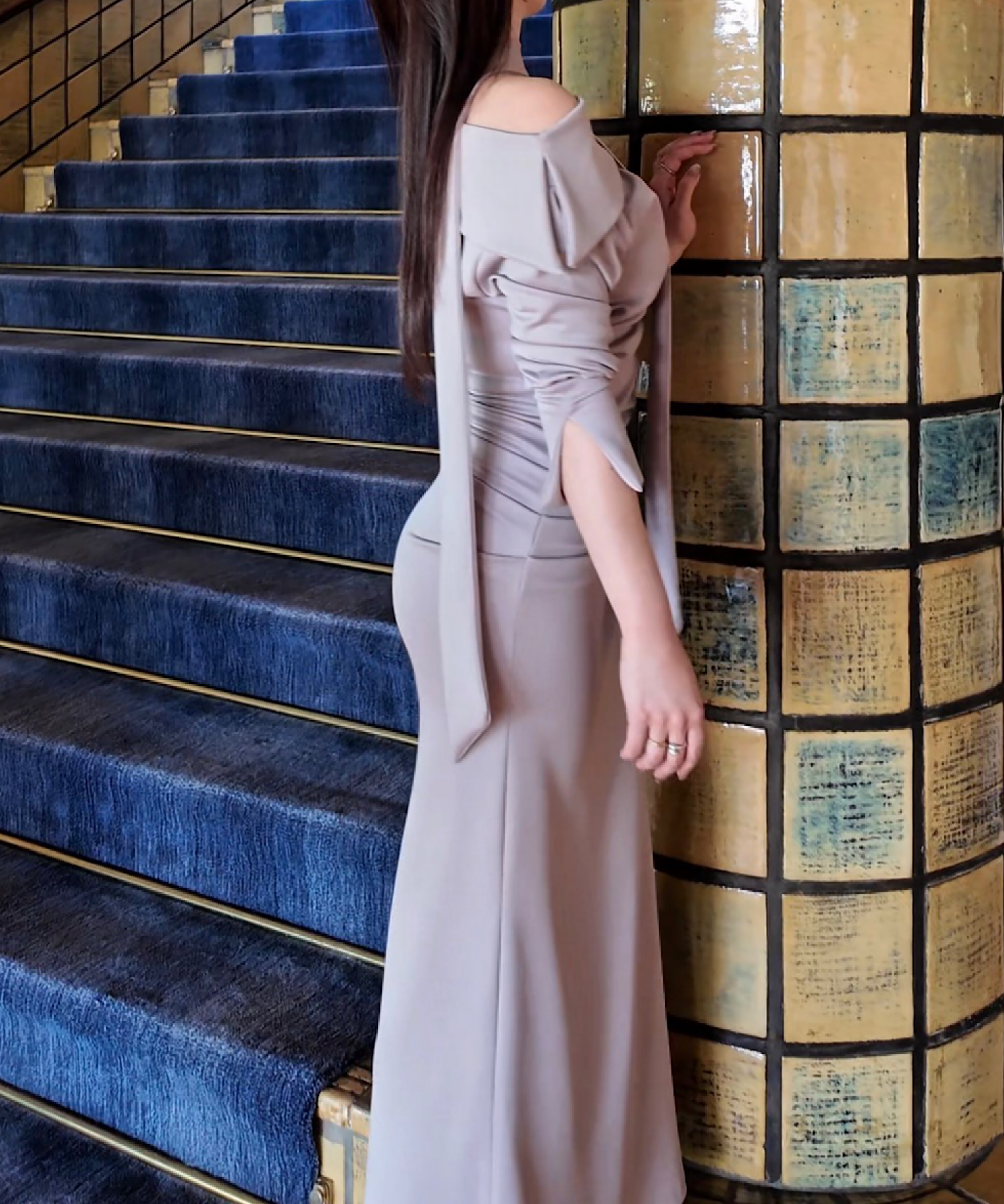 スカーフドレープワンピース/ Scarf Drape Dress – Graceful Off-Shoulder Silhouette