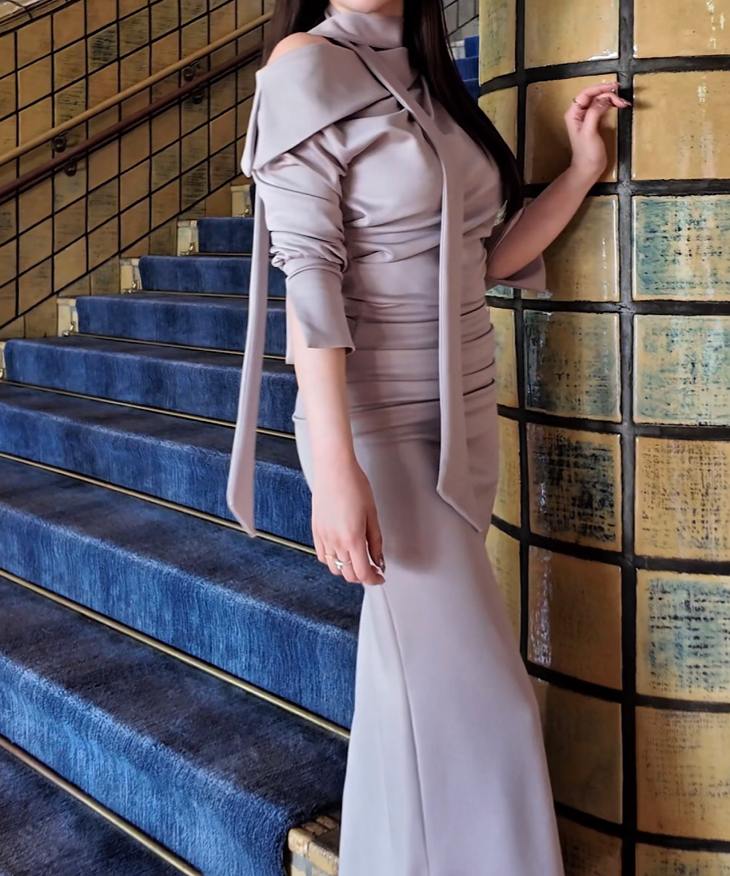 スカーフドレープワンピース/ Scarf Drape Dress – Graceful Off-Shoulder Silhouette