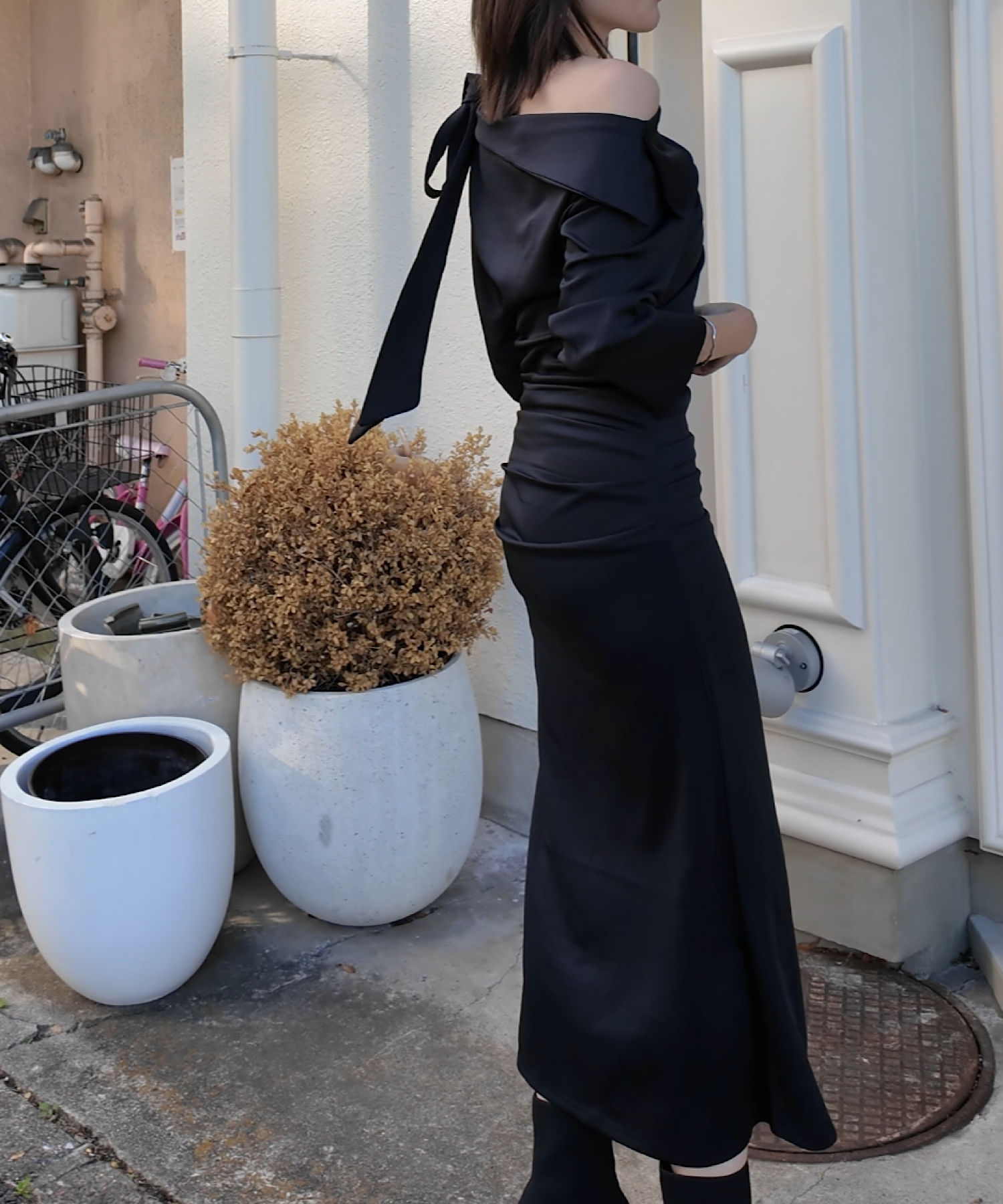 スカーフドレープワンピース/ Scarf Drape Dress – Graceful Off-Shoulder Silhouette