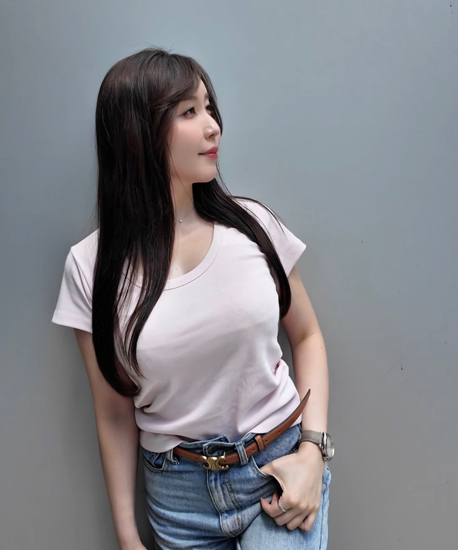 ラウンドネック フィットTシャツ ― さりげなく整う、美シルエット ―