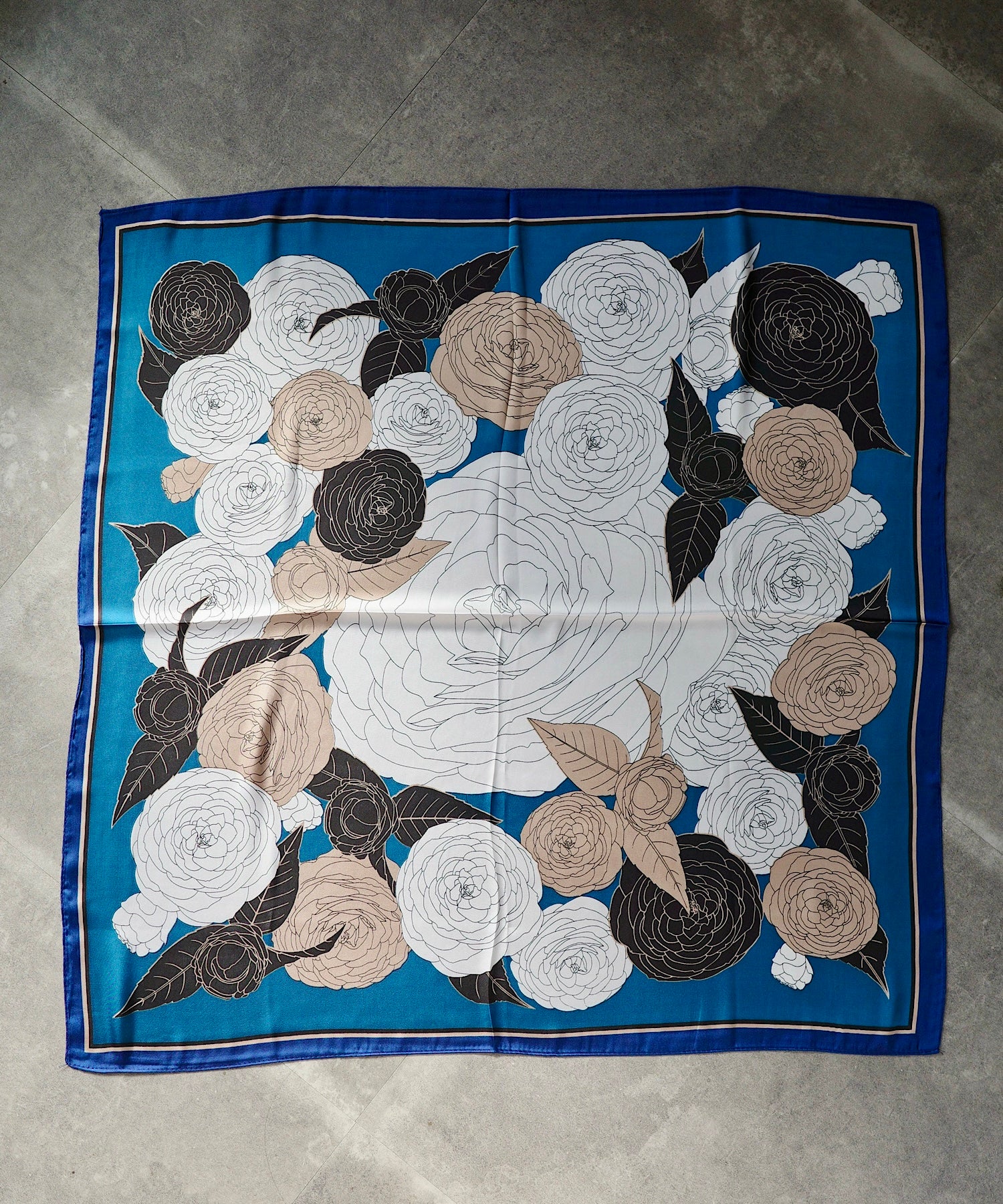 クラシックモチーフ スクエアスカーフ （ 70cm）