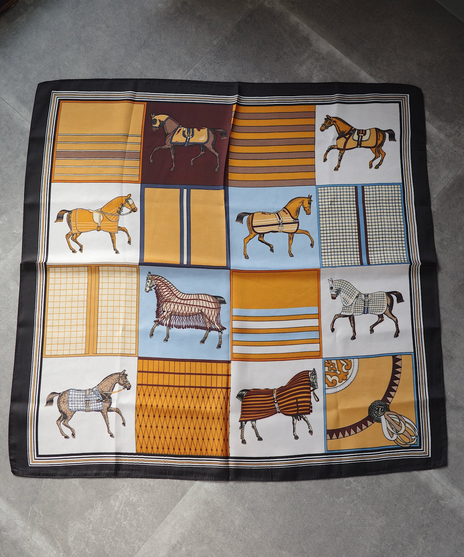 クラシックモチーフ スクエアスカーフ （ 70cm）