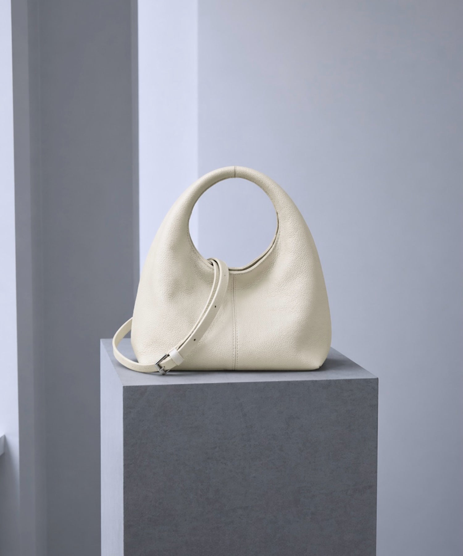 レア♡Diorヴィンテージ白レザーバッグ 丸型ハンドル アーチハンドル レザーバッグ | THEODORIC.dy公式通販 | セオドリックディ