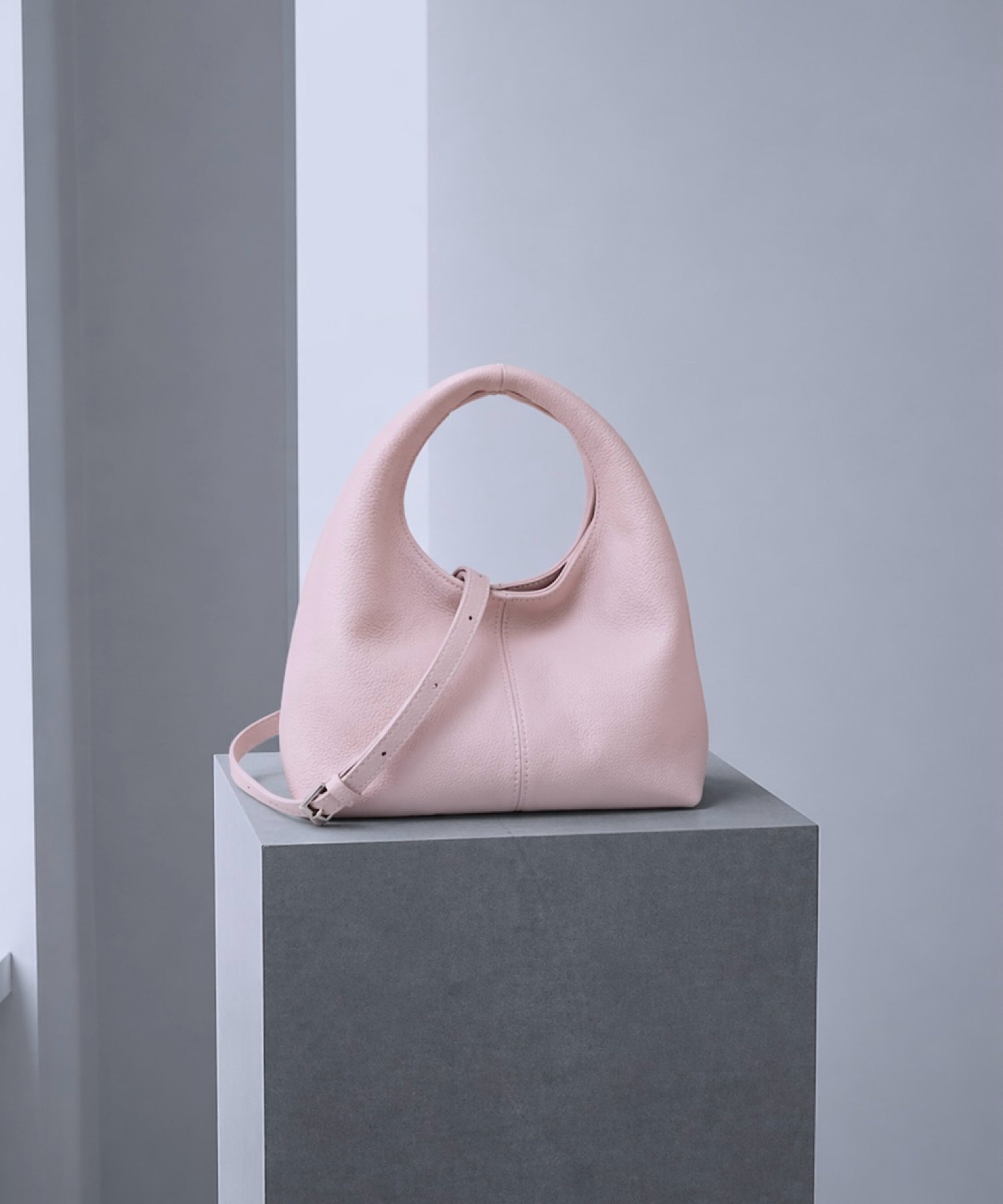 アーチハンドル レザーバッグ― フォルムとカラーで魅せる抜け感 ―