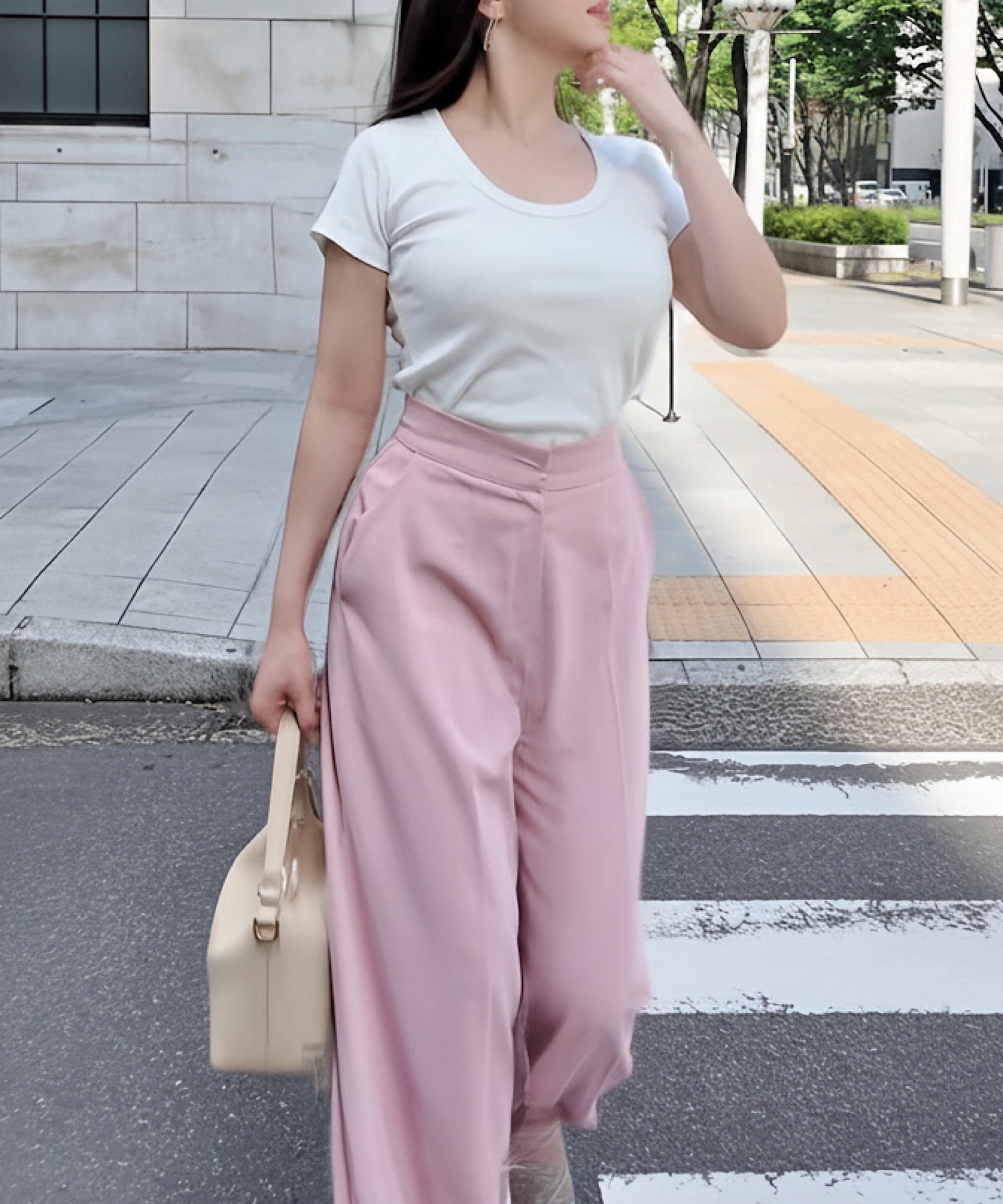 ラウンドネック フィットTシャツ ― さりげなく整う、美シルエット ―
