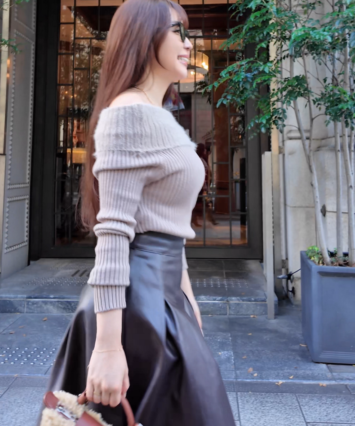 ワイドファーオフショルダートップス