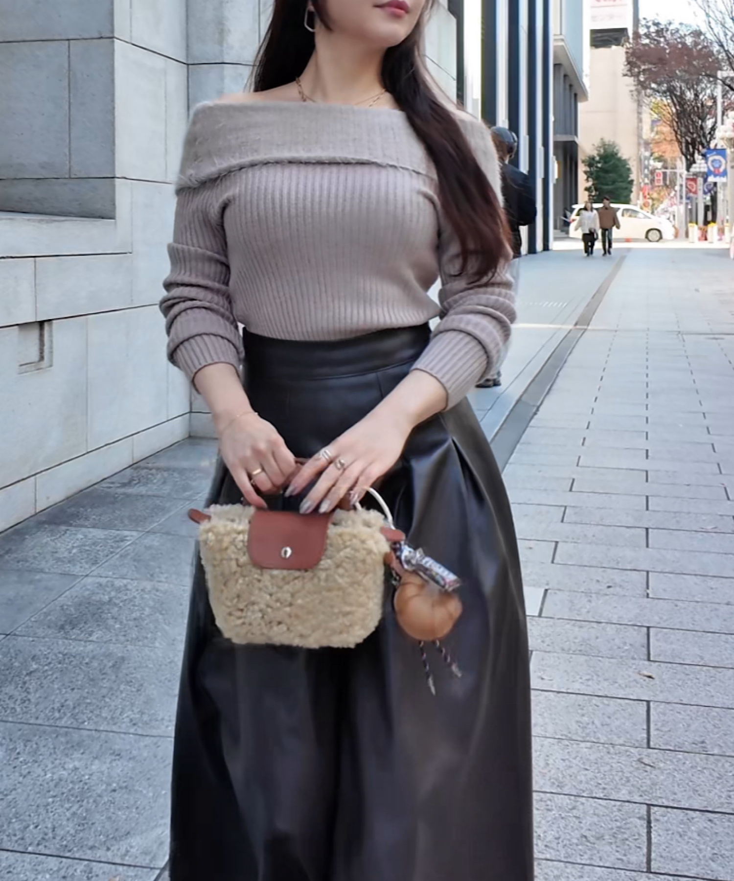 ワイドファーオフショルダートップス