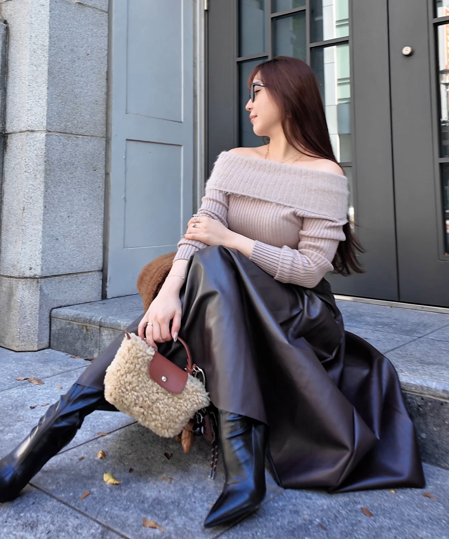 ワイドファーオフショルダートップス