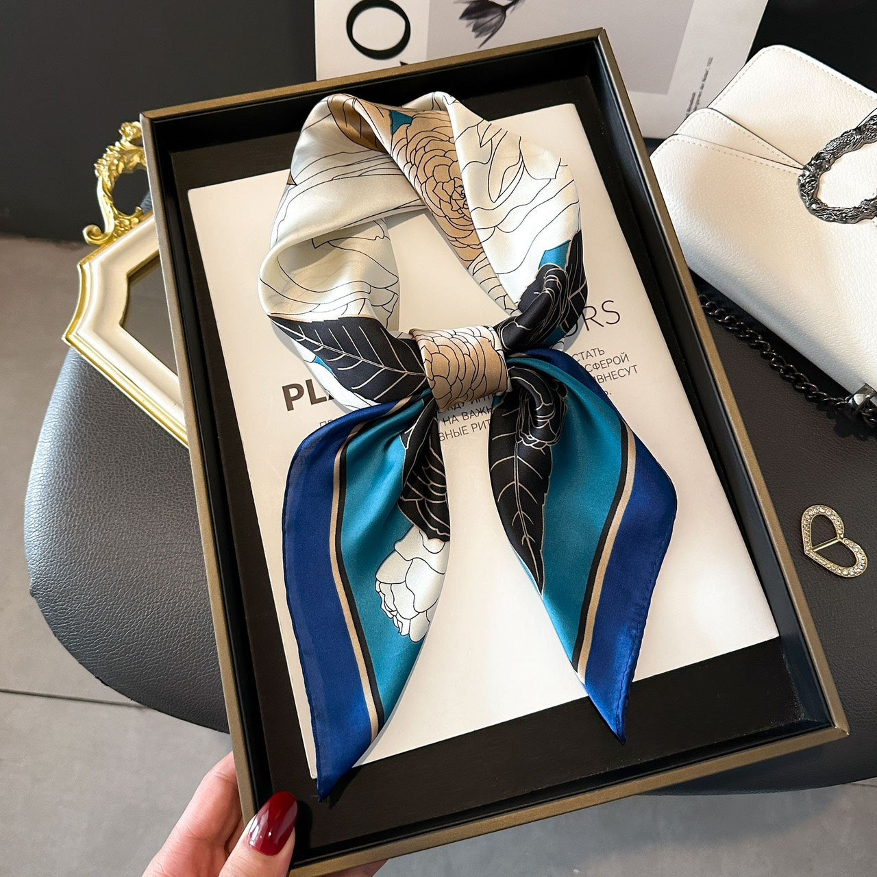 クラシックモチーフ スクエアスカーフ （ 70cm）